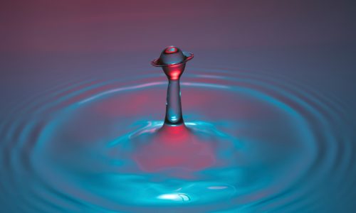 Esqueça o Megafone: Por Que o Marketing de Hoje Sussurra, Mas Move Montanhas. Lembra daquele marketing antigo, quase agressivo, que gritava na sua cara a plenos pulmões? Frases como "COMPRE AGORA! ÚLTIMA CHANCE! IMPERDÍVEL!" ecoavam em comerciais de TV, anúncios de rádio e panfletos.